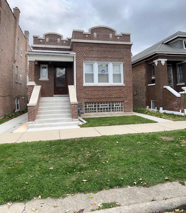 view of front facade with a front lawn