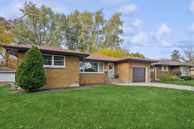 view of front of home featuring a front lawn and a garage