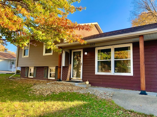 view of front facade featuring a front yard and a garage