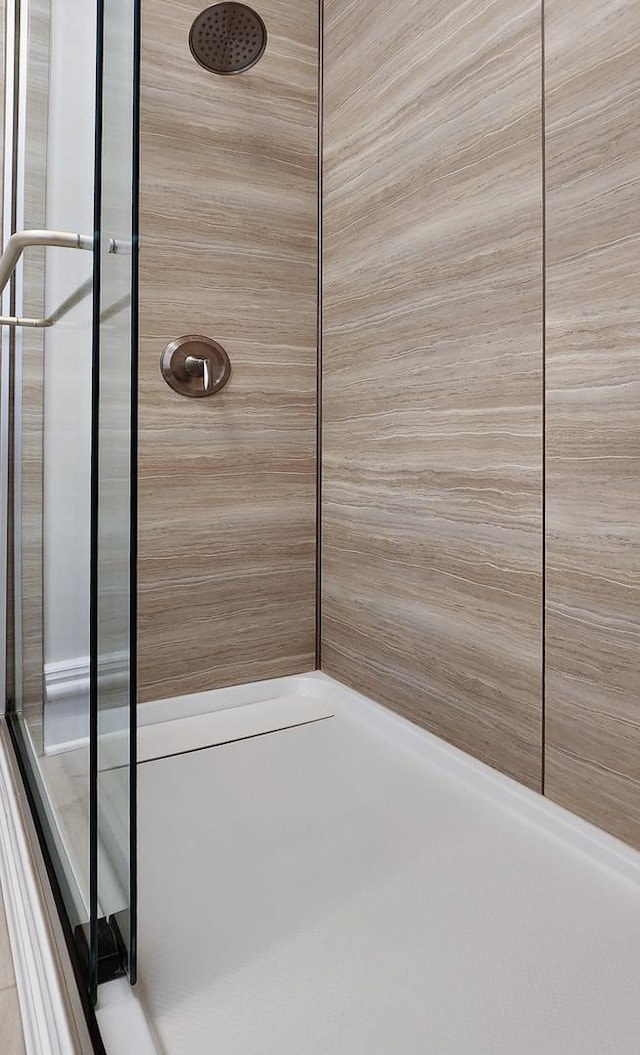 bathroom featuring a tile shower