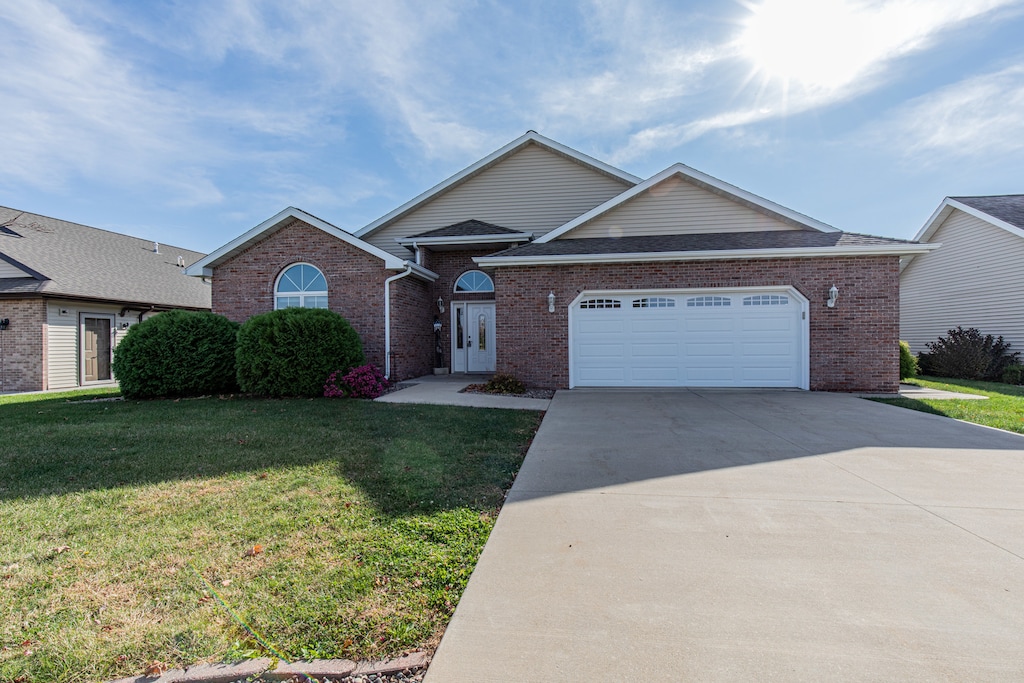 view of front facade with a garage and a front yard