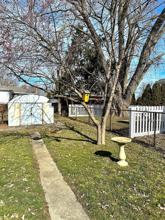 view of yard featuring a storage shed