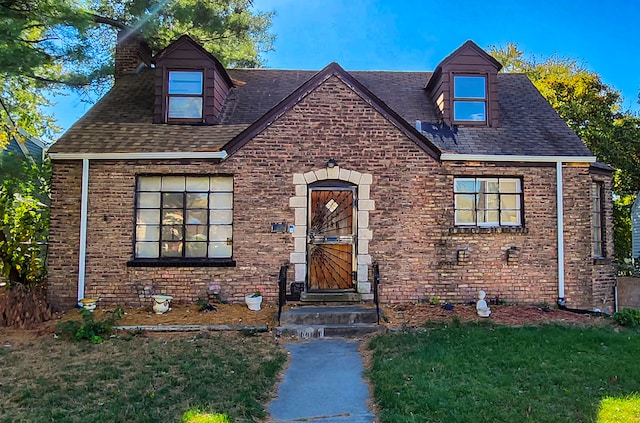 view of front of home with a front lawn