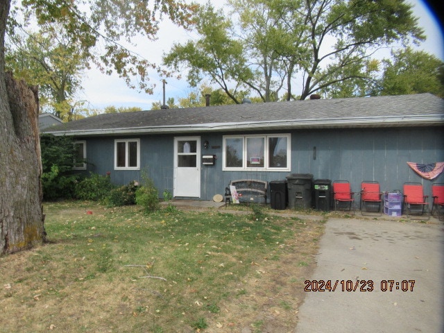 view of front of home with a front lawn