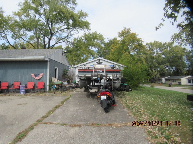 view of front facade featuring a front yard