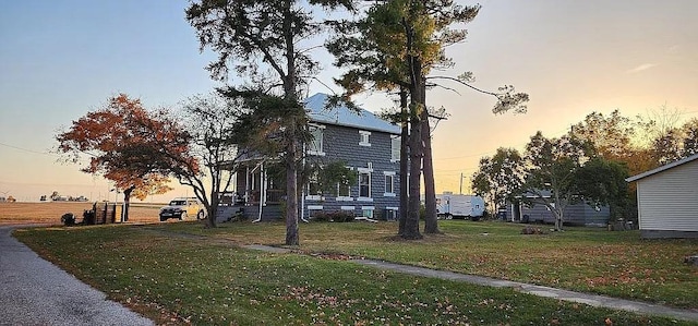 view of front of house featuring a lawn