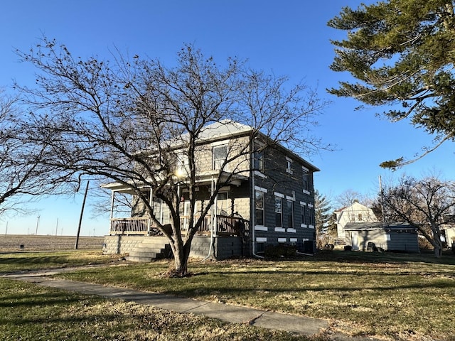 view of side of property featuring a yard