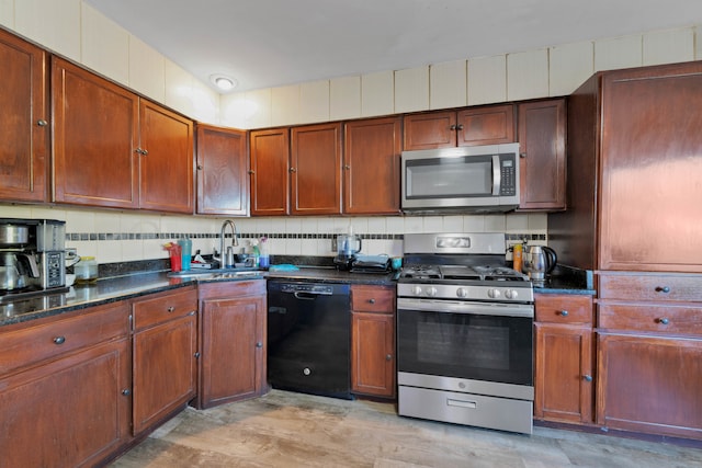 kitchen featuring appliances with stainless steel finishes, light hardwood / wood-style flooring, and backsplash