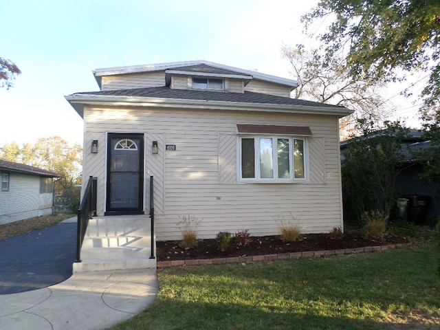 view of front of home with a front lawn