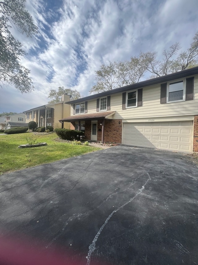 view of front of property featuring a front yard and a garage