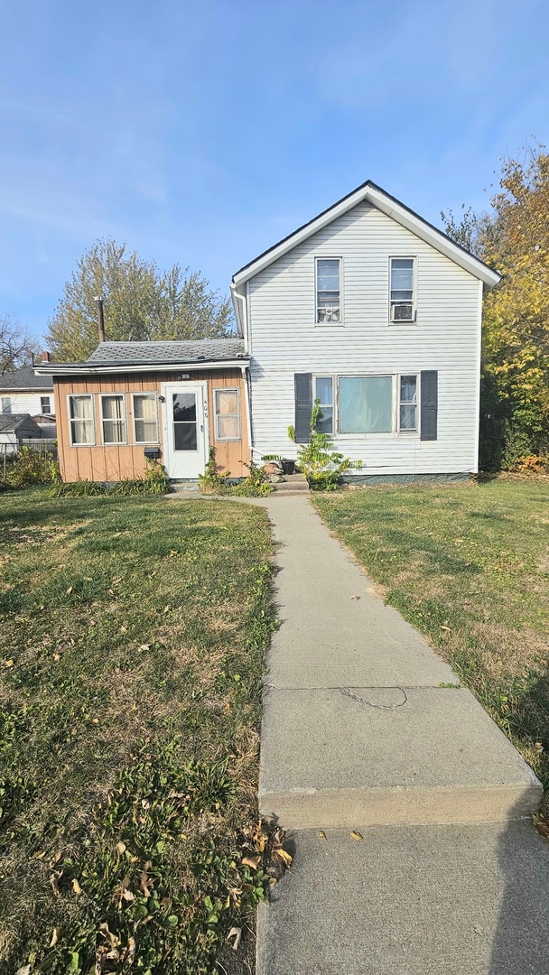 split level home featuring a front yard