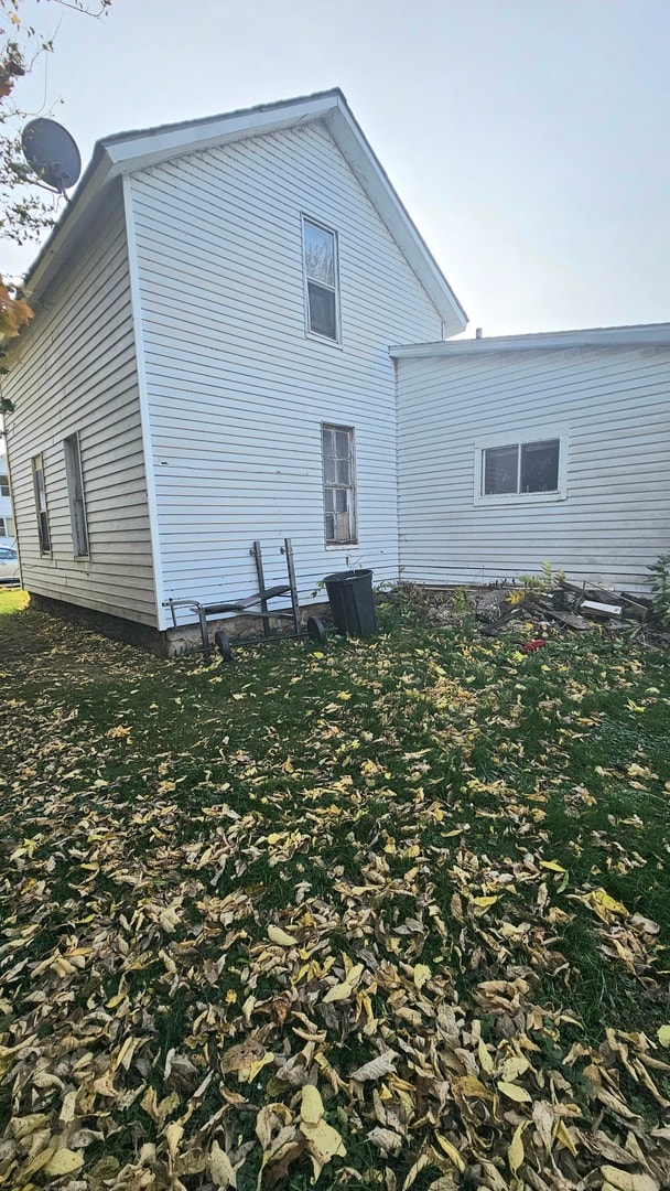 back of house featuring a lawn