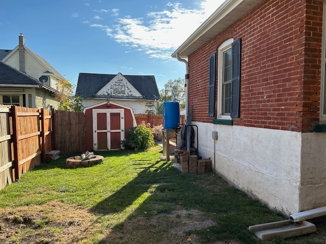 view of yard featuring a storage shed