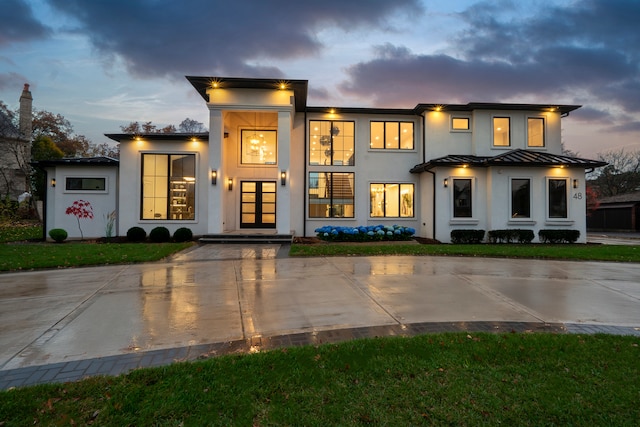 view of front facade featuring a yard