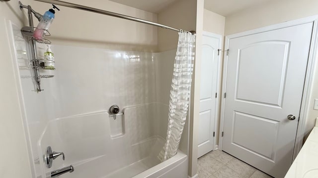 bathroom with shower / bath combo