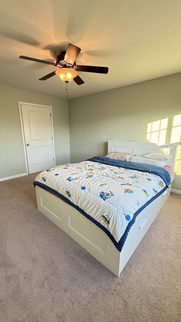 carpeted bedroom with ceiling fan