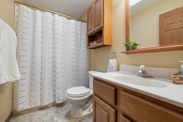 bathroom with a shower with shower curtain, vanity, and toilet