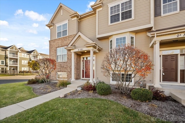 view of front of home with a front lawn