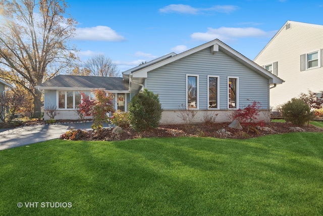 view of front of property with a front lawn