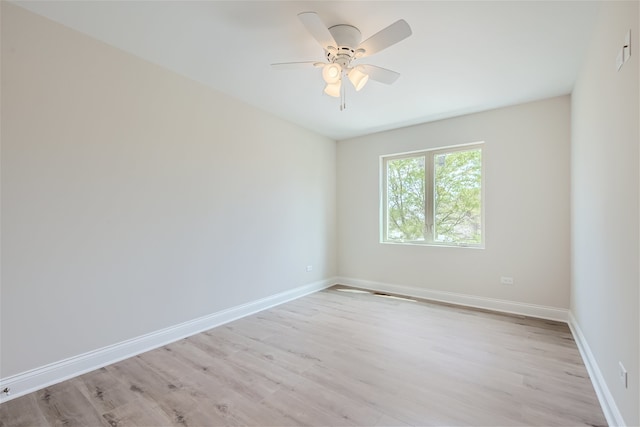 empty room featuring light hardwood / wood-style floors and ceiling fan