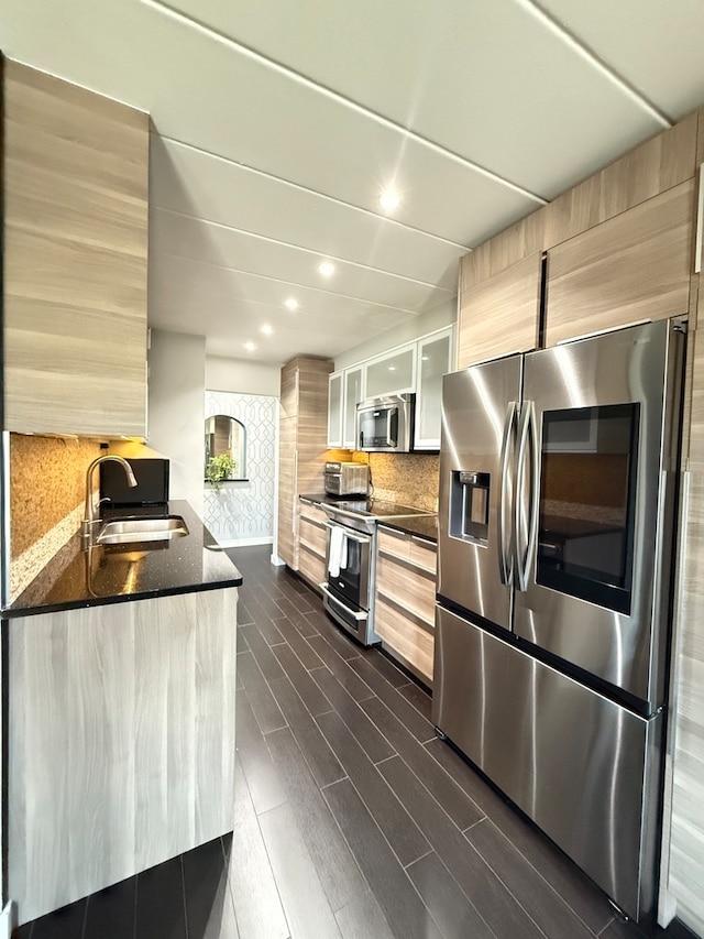 kitchen with dark hardwood / wood-style floors, stainless steel appliances, backsplash, sink, and light brown cabinetry