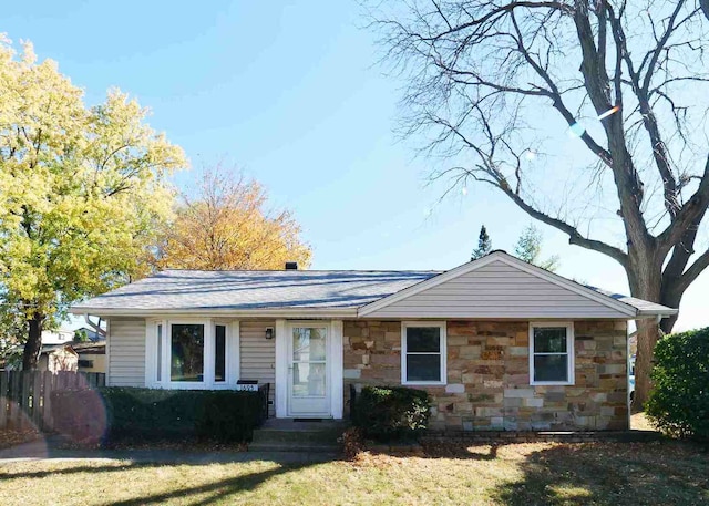 ranch-style home featuring a front lawn