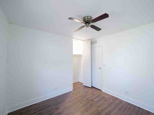 empty room featuring dark hardwood / wood-style floors and ceiling fan