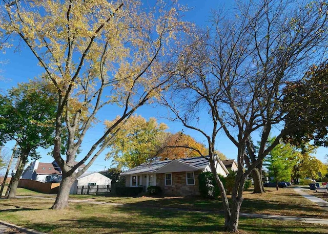 view of front of house featuring a front lawn