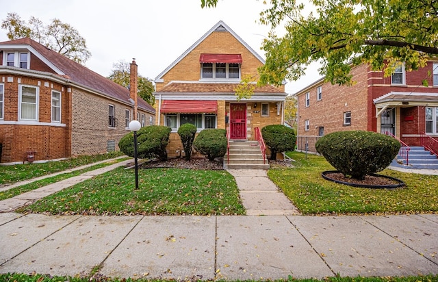 view of front facade featuring a front yard