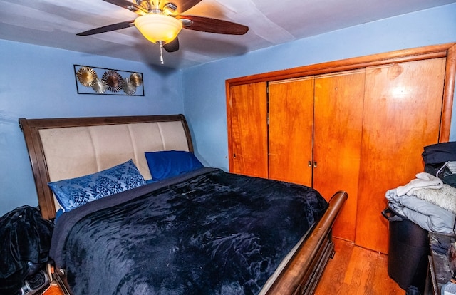 bedroom with ceiling fan, light wood-type flooring, and a closet