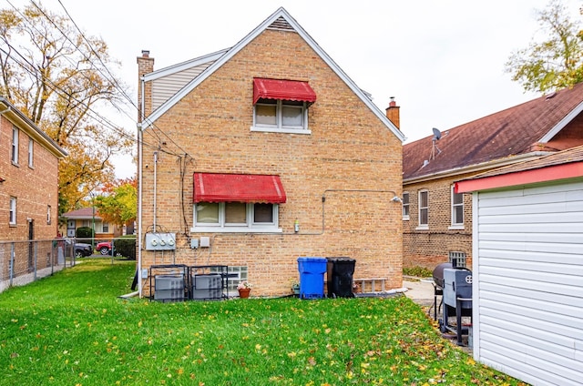 back of house featuring a lawn