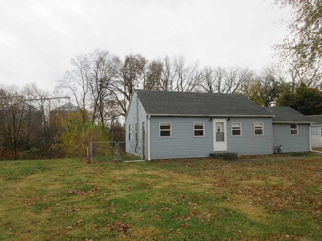 view of front of house featuring a front lawn