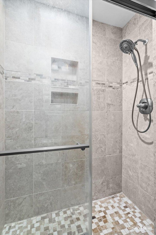 bathroom featuring tiled shower