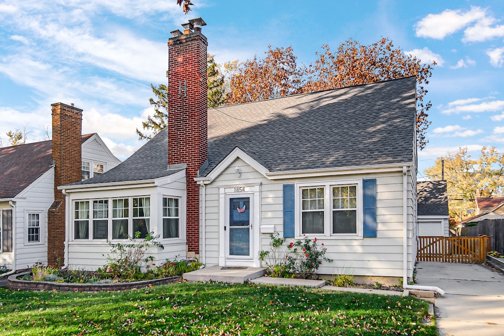 view of front of property with a front yard