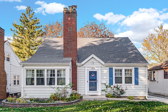 view of front of home with a front lawn