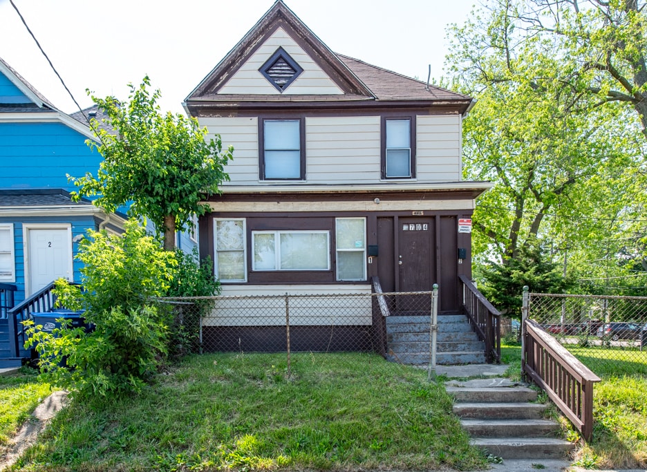 view of front of property with a front yard