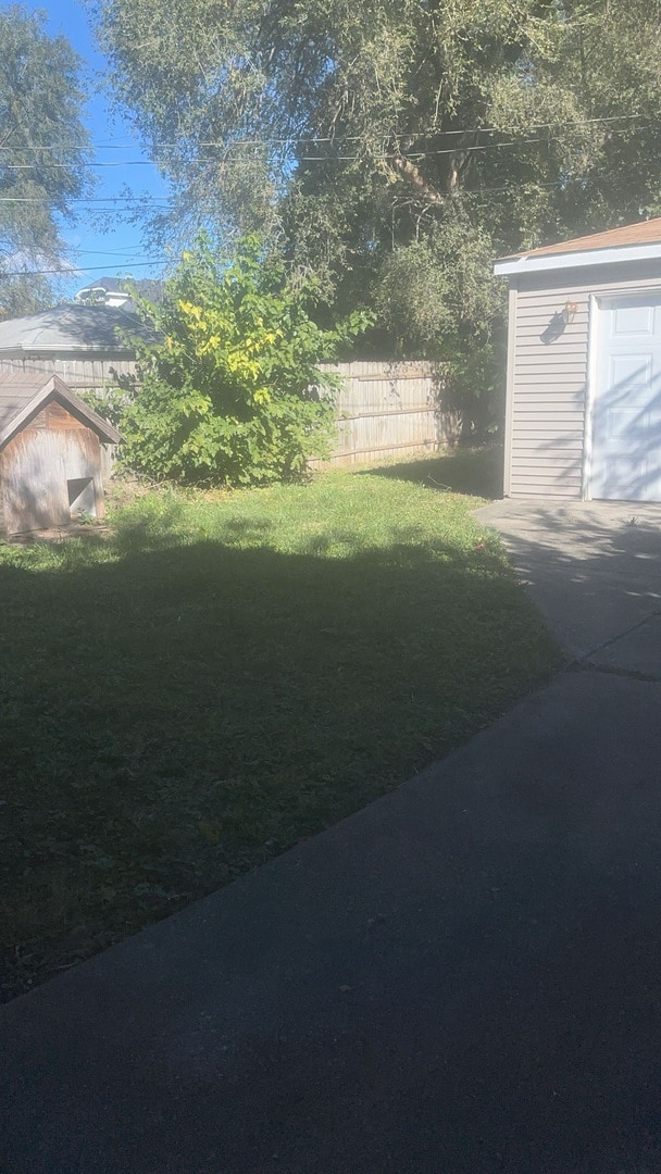 view of yard featuring a storage unit