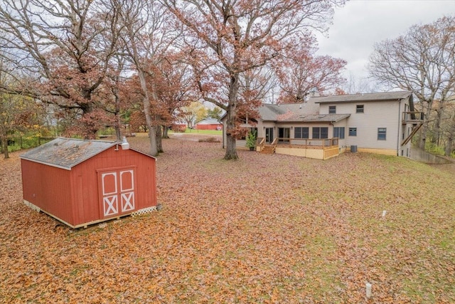 view of yard with a shed