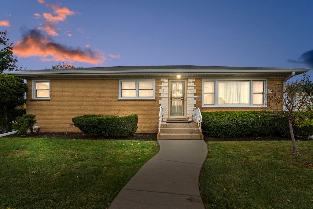 view of front of property featuring a lawn