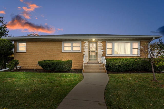 view of front of property featuring a lawn