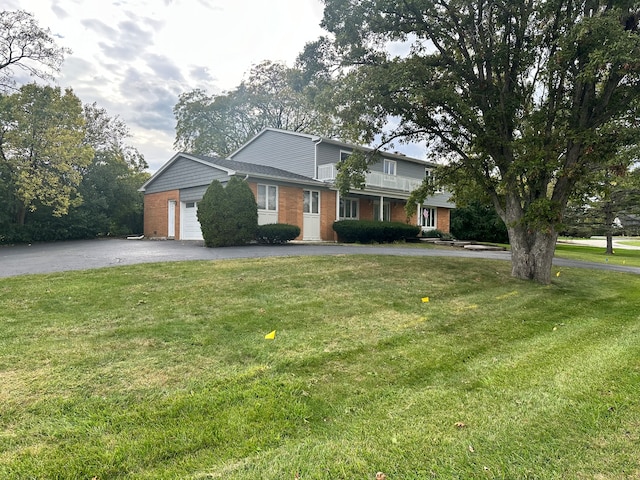 view of front of property featuring a front yard and a garage