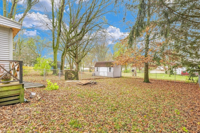 view of yard featuring a shed