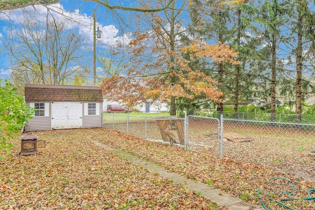 view of yard with an outdoor structure