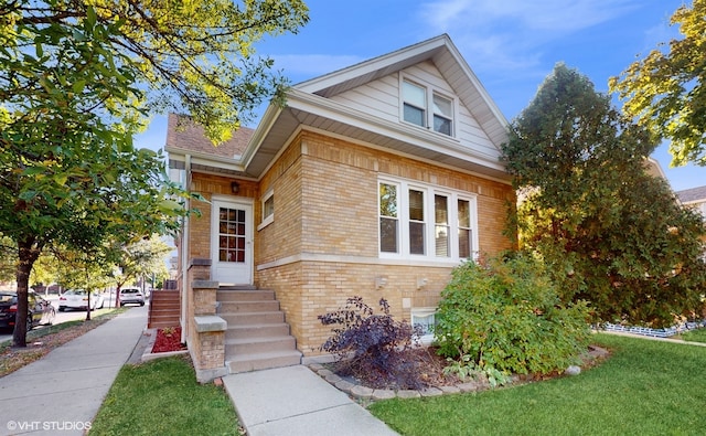 view of front facade with a front lawn