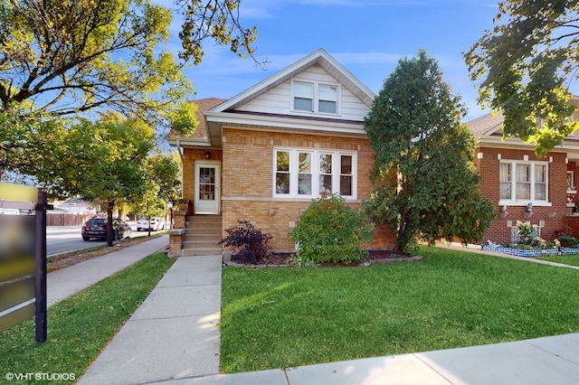 bungalow featuring a front yard