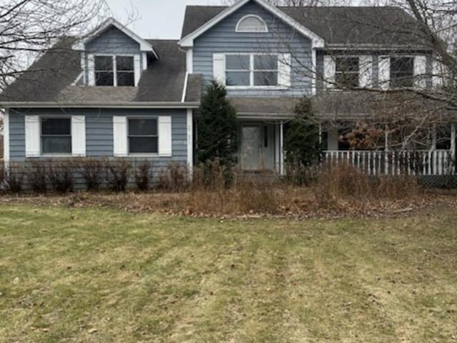 view of front facade with a front lawn