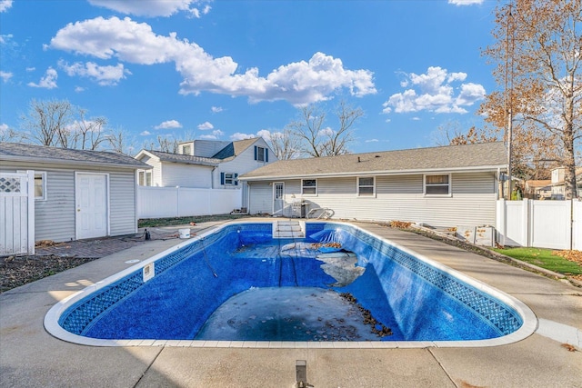 view of swimming pool