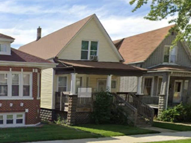 view of front of home featuring covered porch and a front lawn