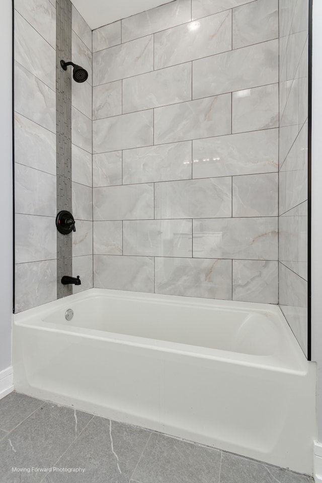 bathroom with tiled shower / bath combo