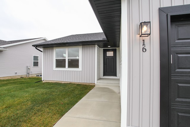 property entrance featuring a lawn